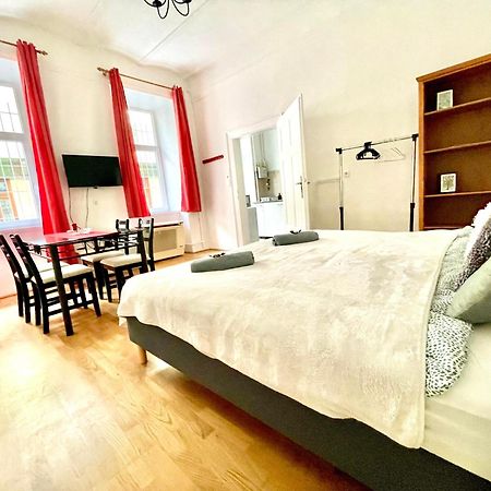 Very Warm Home With Big Bed Near New York Cafe Budapest Esterno foto