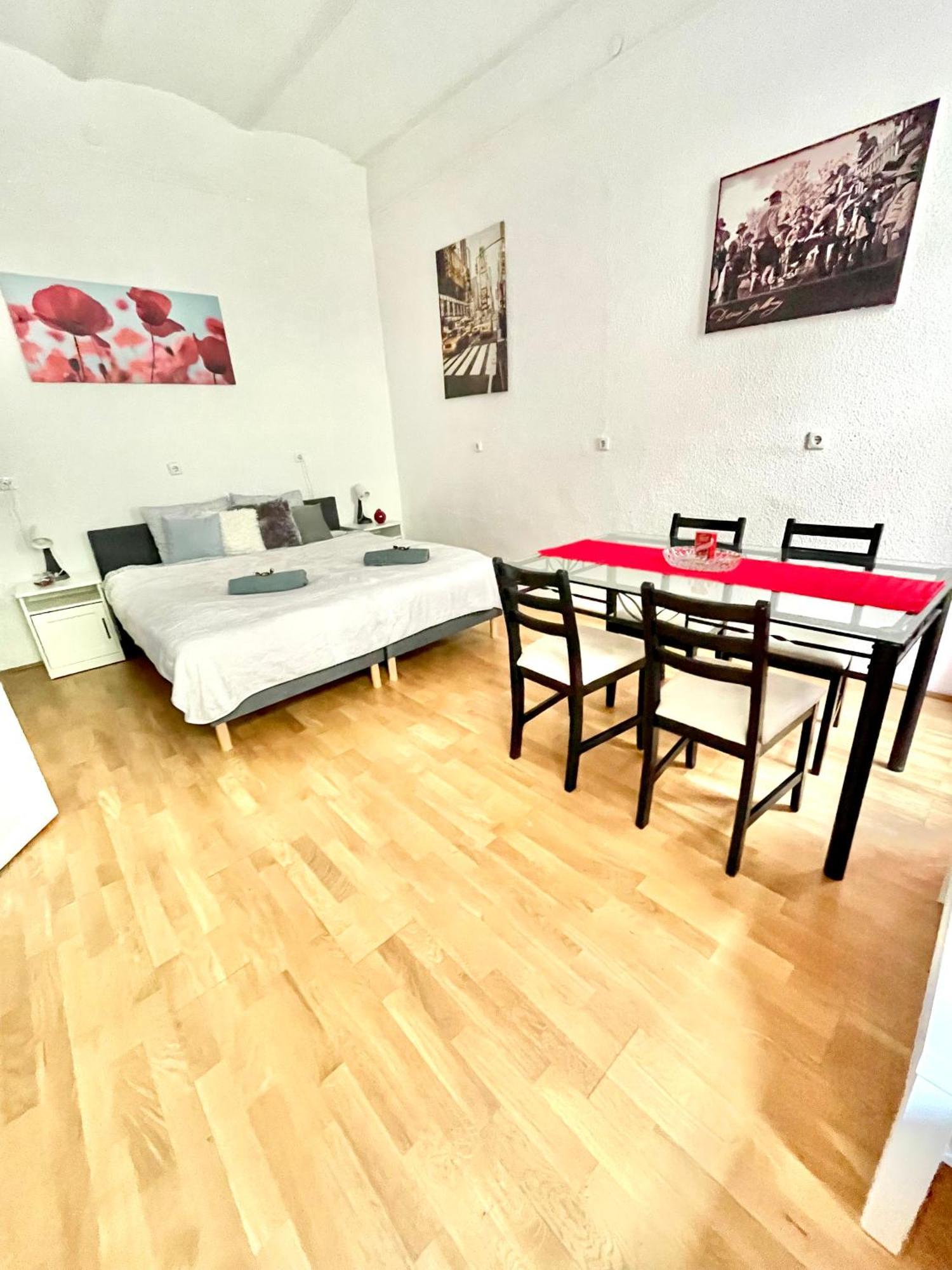 Very Warm Home With Big Bed Near New York Cafe Budapest Esterno foto