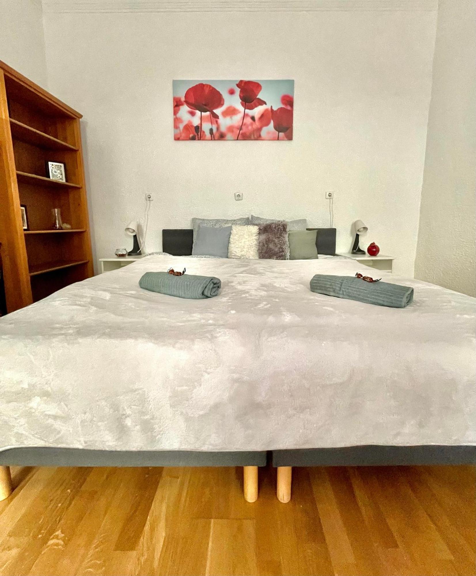 Very Warm Home With Big Bed Near New York Cafe Budapest Esterno foto