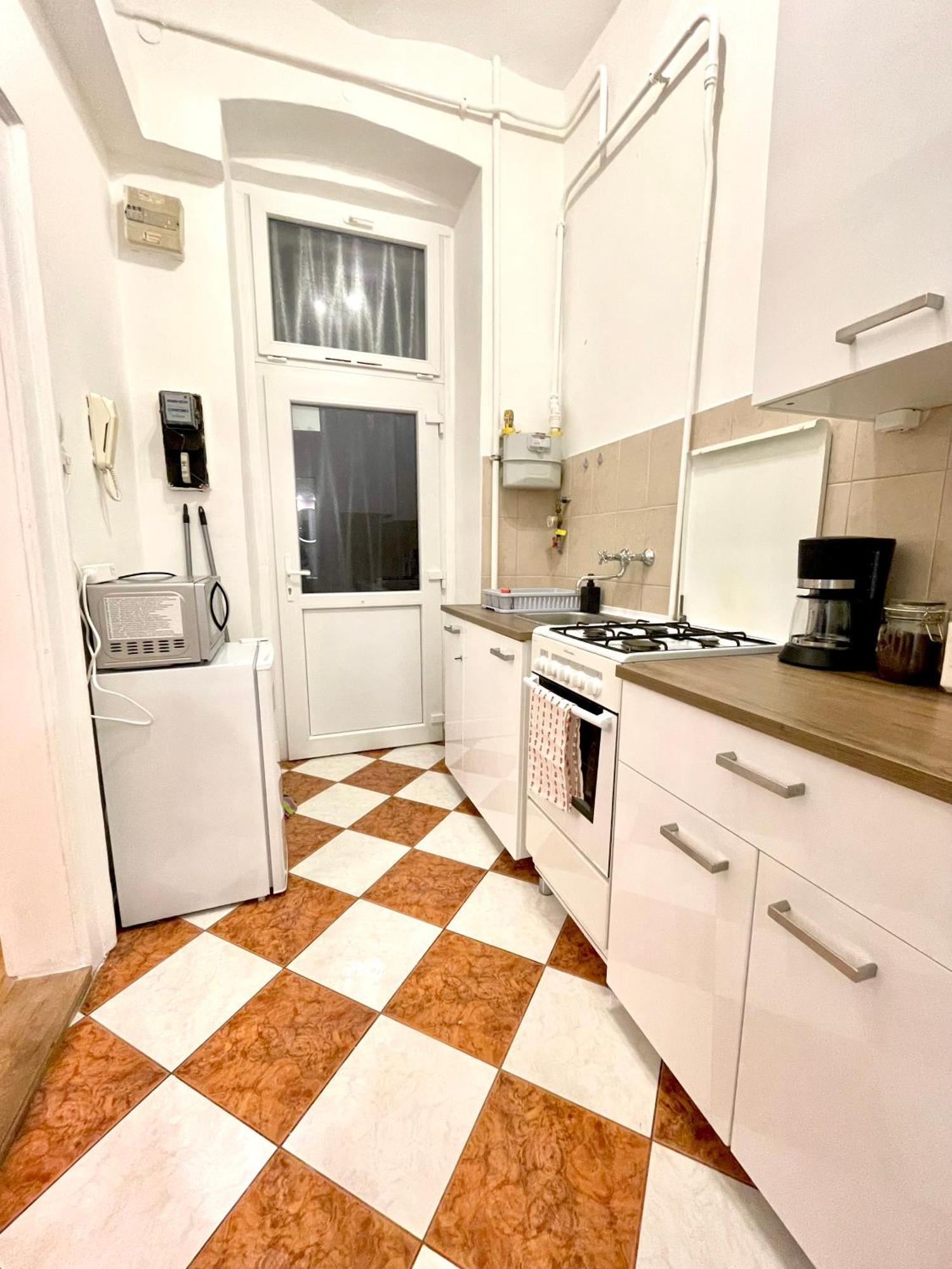 Very Warm Home With Big Bed Near New York Cafe Budapest Esterno foto