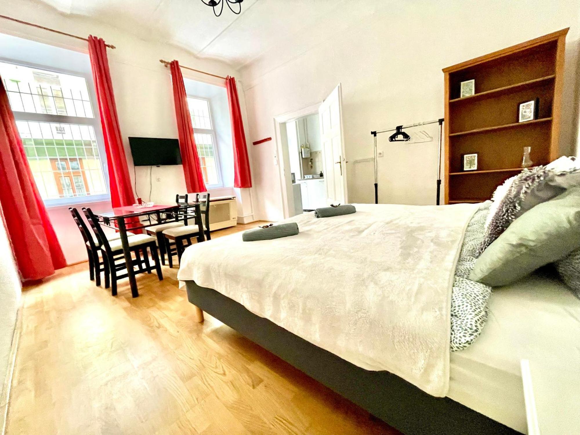 Very Warm Home With Big Bed Near New York Cafe Budapest Esterno foto