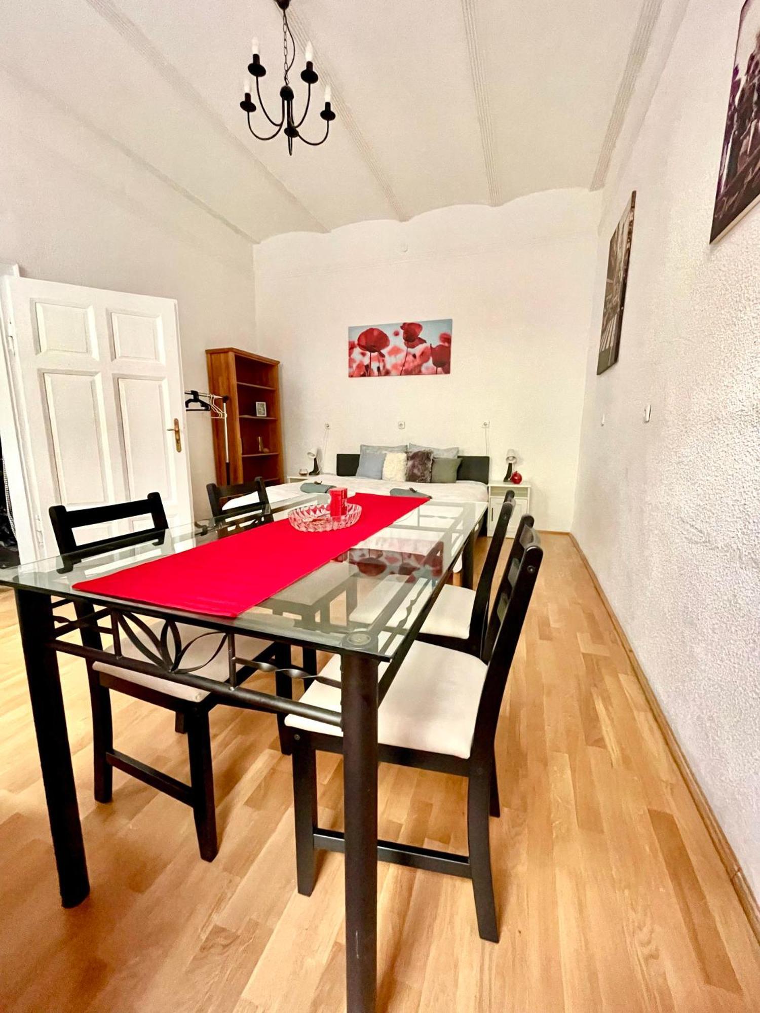 Very Warm Home With Big Bed Near New York Cafe Budapest Esterno foto