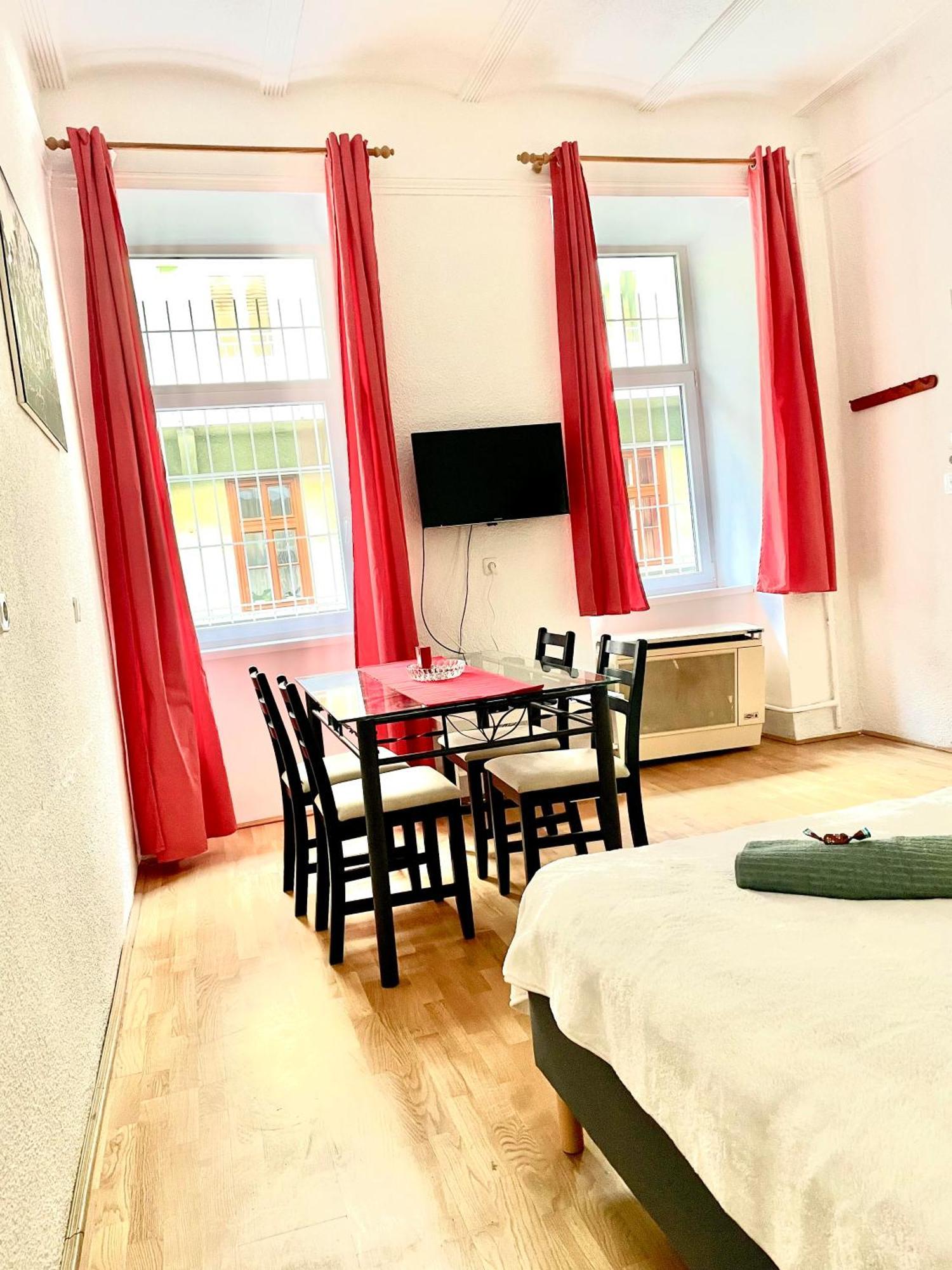 Very Warm Home With Big Bed Near New York Cafe Budapest Esterno foto