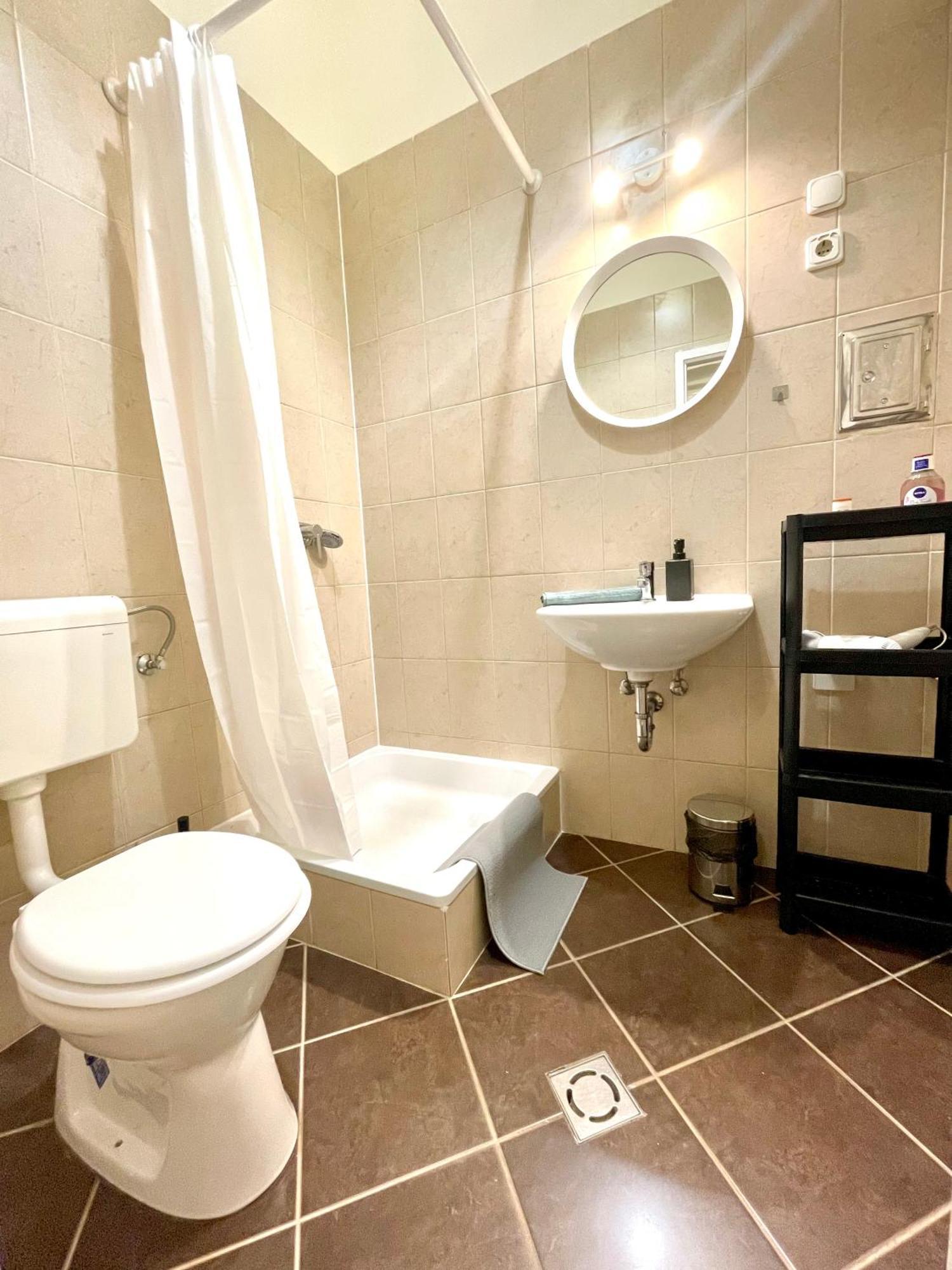 Very Warm Home With Big Bed Near New York Cafe Budapest Esterno foto